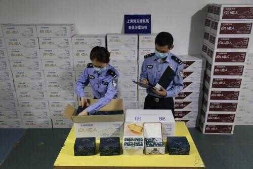 白色恋人、卡乐比薯条等网红食品低报价走私，沪海关重拳打击-2.jpg