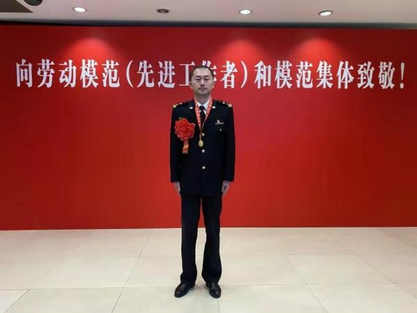 以火眼金睛掠刀光剑影，海关稽查尖兵孙斌获评“上海市先进工作者”-1.jpg