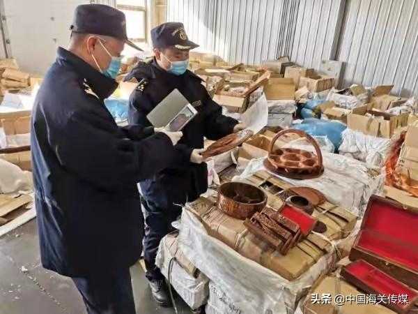 天津海关查获今年最大濒危物种案件，黄檀木制品10.3吨-1.jpg
