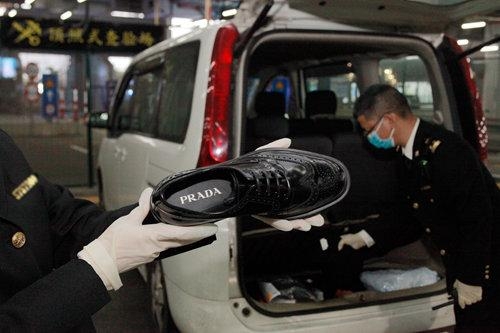 小额走私出新招 港珠澳大桥海关查获伪装快递包裹走私奢侈品案-2.jpg