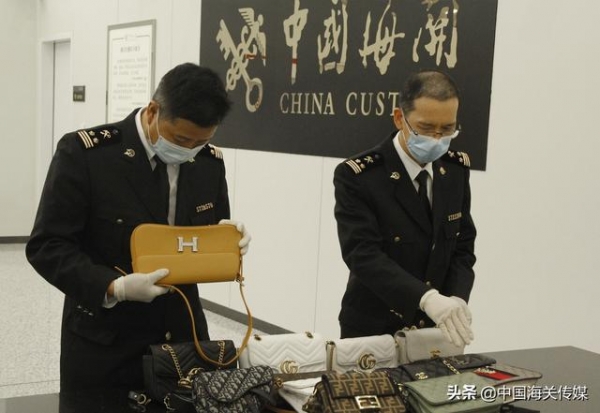 男子携15个冒牌大牌包在横琴口岸入境，被海关查获-1.jpg