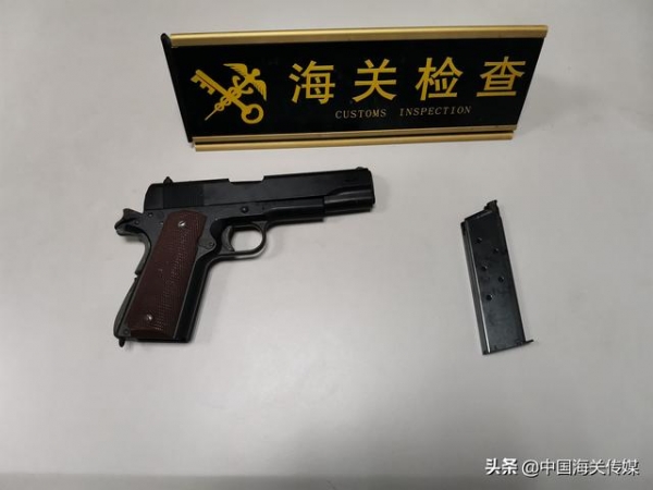 常州海关在进境旅检渠道查获枪支-1.jpg