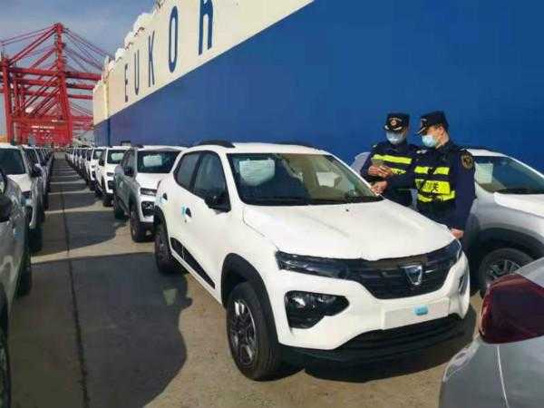 上海海关优化服务 支持汽车出口创新高-1.jpg