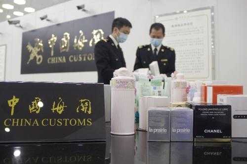 珠海横琴海关一小时连查8起超带化妆品进境案-1.jpg