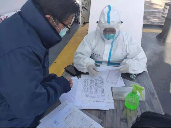 锚机损坏无法靠岸 龙口海关关员登船核酸检测-1.jpg