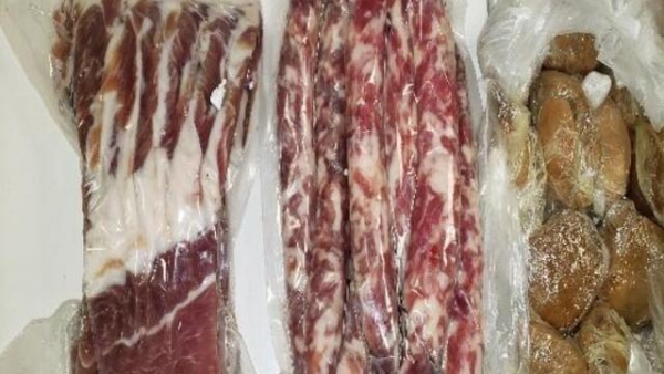 美国海关查获销毁20磅猪肉及燕窝 由中国航班乘客带入-1.jpg