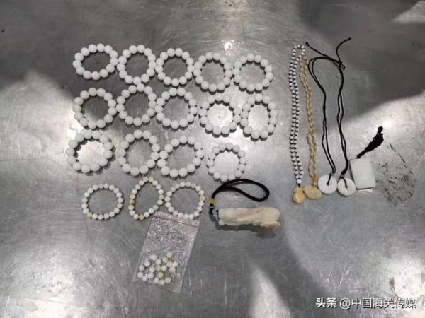 杭州海关查获44件砗磲制品-1.jpg