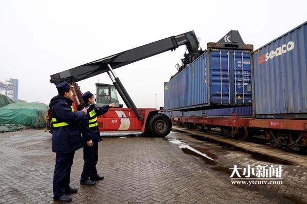 烟台海关验放山东省市场采购贸易首列专列-1.jpg