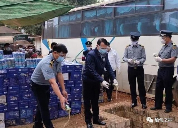 缅甸海关把走私物品付之一炬-5.jpg