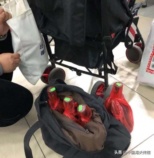 拱北口岸：人身藏匿 全是茅台酒-1.jpg