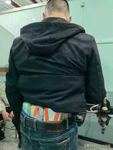 拱北口岸：人身藏匿 全是茅台酒-2.jpg