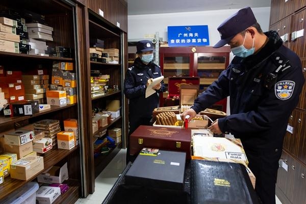多地海关、烟草部门联动 集中打击走私雪茄犯罪网络-1.jpg