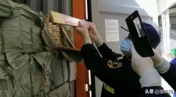 集装箱里满满的是“火药味”！海关查获23.1吨伪报的烟花爆竹-2.jpg