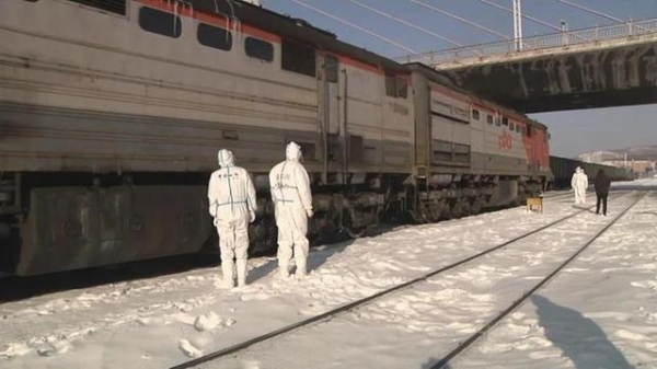 登临检查进境列车 | 绥芬河海关开展专项行动严查夹藏走私行为-1.jpg