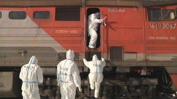 登临检查进境列车 | 绥芬河海关开展专项行动严查夹藏走私行为-2.jpg