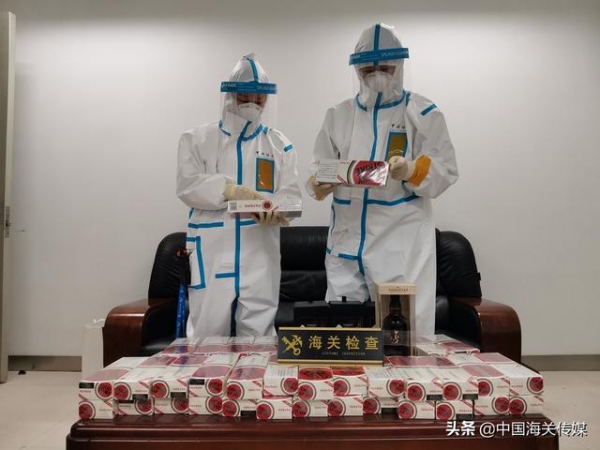 携带了43条“luck strike”牌香烟入境，会被缉私部门问话的哦-1.jpg