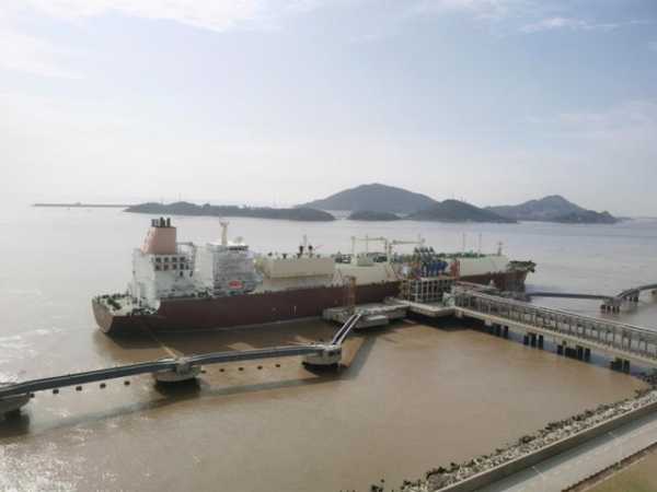 洋山港迎来开港以来最大液化天然气运输船 上海海关以优质通关服务保障民生-1.jpg