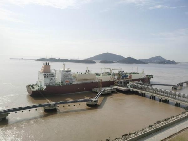 洋山港迎来开港以来最大液化天然气运输船 上海海关以优质通关服务保障民生-1.jpg