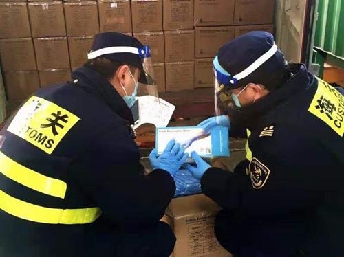 上海海关在海运出口渠道查获侵权出口手套130万双-1.jpg