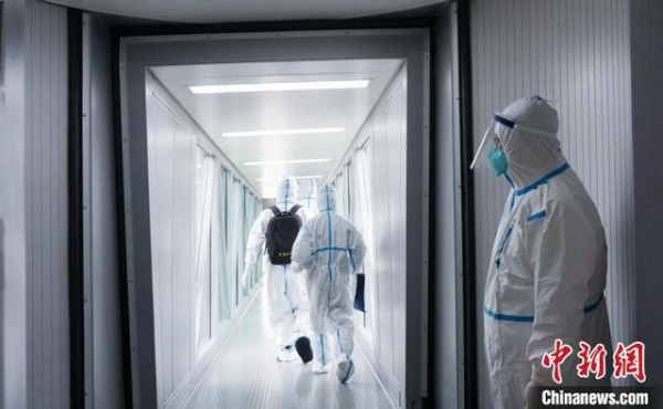 江北机场迎来节前最后一班境外航班 重庆海关守护旅客平安路-1.jpg