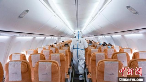 江北机场迎来节前最后一班境外航班 重庆海关守护旅客平安路-2.jpg