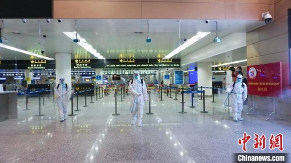 江北机场迎来节前最后一班境外航班 重庆海关守护旅客平安路-6.jpg