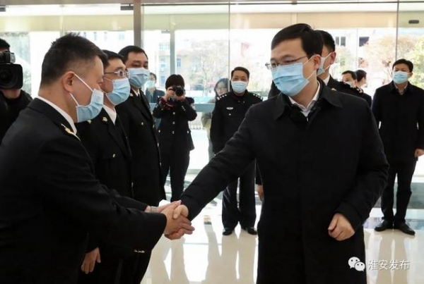 市长陈之常赴出入境边防检查站和海关慰问-2.jpg