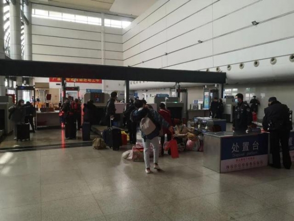 每经记者新春走基层 | 外贸人的“无休”春节：订单量大增，有企业排单至5月，为留人发1.2W补贴-7.jpg