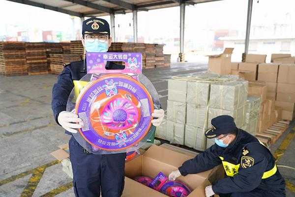 危险！宁波海关查获企图闯关出口烟花爆竹25吨-1.jpg