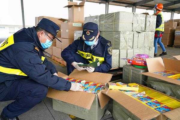 危险！宁波海关查获企图闯关出口烟花爆竹25吨-2.jpg