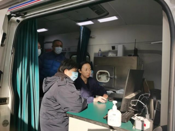 严把“国门”关，上海海关“战疫小组”在核酸检测的岗位上过年-6.jpg