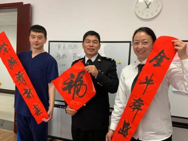 严把“国门”关，上海海关“战疫小组”在核酸检测的岗位上过年-9.jpg