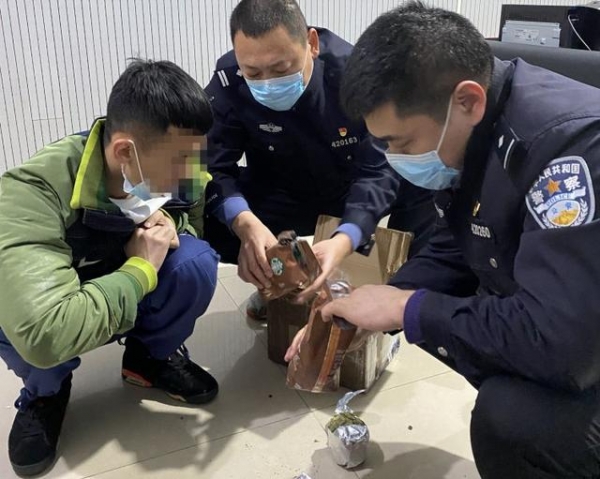 糖果藏毒！青岛海关查获走私大麻100余克 抓获犯罪嫌疑人1名-1.jpg