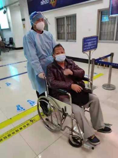 澳门籍老人突发疾病，青茂海关关员紧急救助-1.jpg