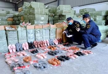 泉州海关开展“龙腾行动2021”查获3万余双侵权拖鞋-1.jpg