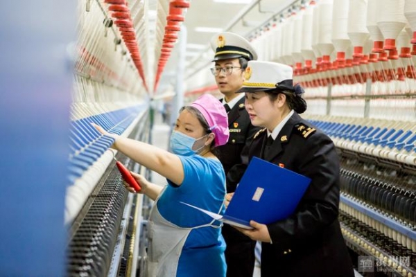 滨州海关办理辖区首个高级认证企业免除担保业务-1.jpg