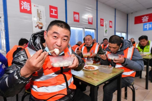 保税区总工会规建局慰问一线建设者 共度元宵佳节-4.jpg