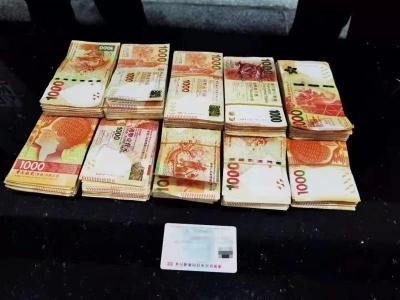港珠澳大桥海关截获司机违规携带100万元港币出境-1.jpg