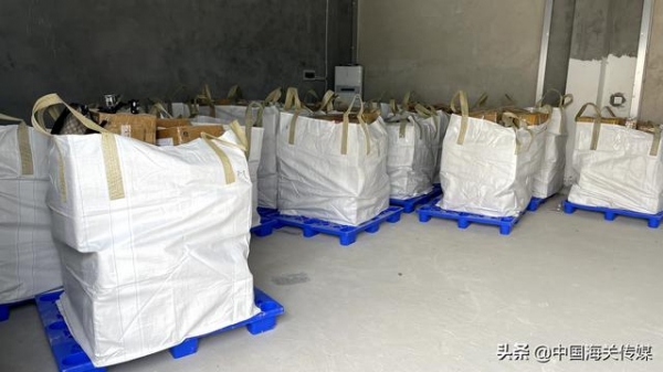 现场直击！20吨走私货物集中销毁，化妆品、电子产品100多万件-2.jpg