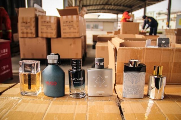 汕头海关查获6.35万瓶侵权香水-1.jpg