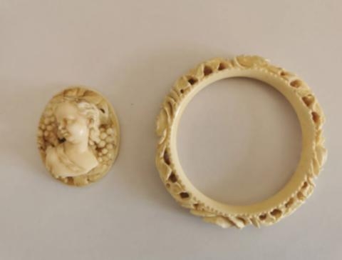 进境邮件藏象牙手镯、胸针 天津海关截获70克象牙制品-2.jpg