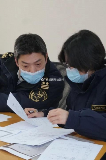 青白江海关｜海关核查，认真找查不找“茬”！-5.jpg