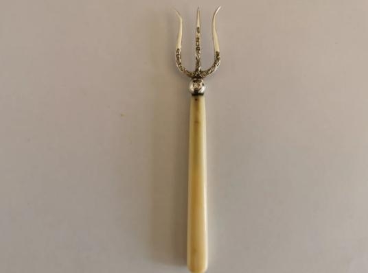 进境邮件藏象牙手镯、胸针 天津海关截获70克象牙制品-3.jpg