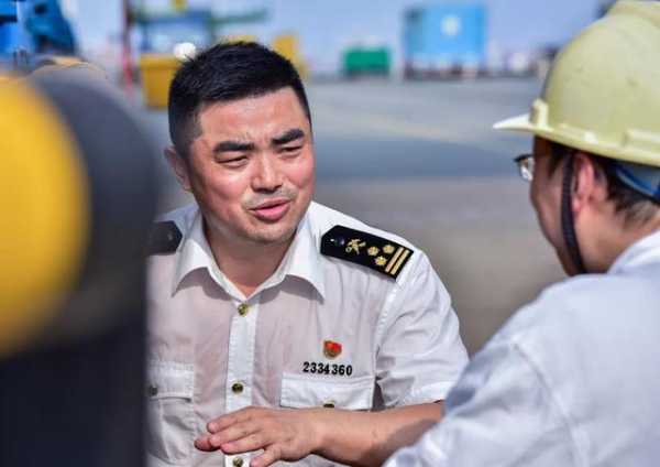国门线上，做颗永不生锈的螺丝钉——记江苏省岗位学雷锋标兵、南通海关驻海门办事处监管科副科长蒋政-2.jpg