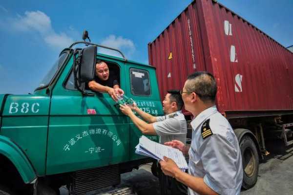 国门线上，做颗永不生锈的螺丝钉——记江苏省岗位学雷锋标兵、南通海关驻海门办事处监管科副科长蒋政-4.jpg