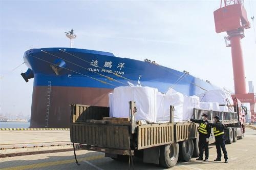 海关助力30万吨级油轮交付出口-1.jpg