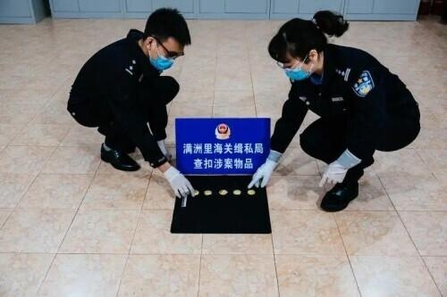 满洲里海关查扣走私进境黄金金块5块 共计786克-1.jpg