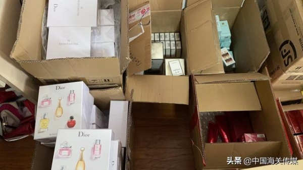 出动警力81人、12个行动小组，现场查扣一堆大牌-3.jpg
