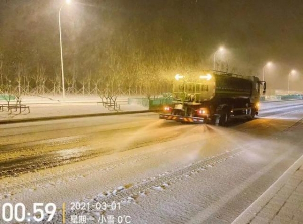 应对大雪 保税区连夜行动-2.jpg