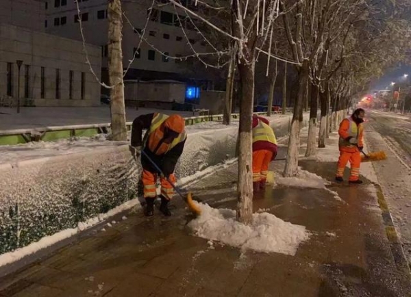 应对大雪 保税区连夜行动-6.jpg